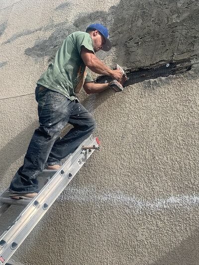 Stucco-repair-worker-austin
